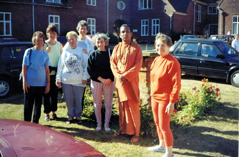Swamiji with London Students